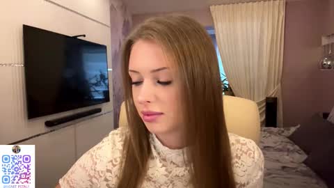 Snapshot of heart_petal chatting on 11/28/25, 09:23 Mona online show from 11/28/25, 09:23