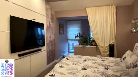 Snapshot of heart_petal chatting on 11/29/25, 10:29 Mona online show from 11/29/25, 10:29