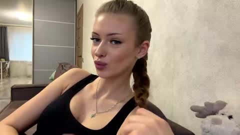 Snapshot of heart_petal chatting on 12/04/25, 09:18 Mona online show from 12/04/25, 09:18