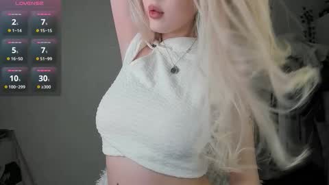 Snapshot of heavenlysky_ chatting on 01/17/26, 04:11 Akemi instinthemoodforlooove online show from 01/17/26, 04:11