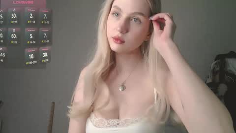 Snapshot of heavenlysky_ chatting on 04/14/26, 04:13 Akemi instinthemoodforlooove online show from 04/14/26, 04:13