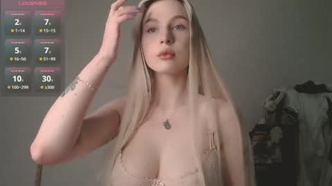 Snapshot of heavenlysky_ chatting on 04/21/26, 01:17 Akemi instinthemoodforlooove online show from 04/21/26, 01:17