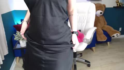 Snapshot of hebelongs2her chatting on 11/06/25, 08:43 hebelongs2her online show from 11/06/25, 08:43