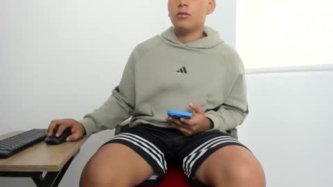 Snapshot of hector_18_ chatting on 11/15/25, 12:13 18 online show from 11/15/25, 12:13