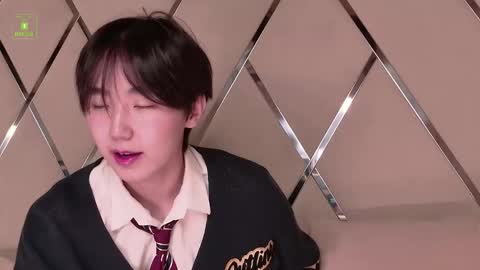 Snapshot of heejinwang chatting on 10/02/25, 04:19 HEEJIN online show from 10/02/25, 04:19