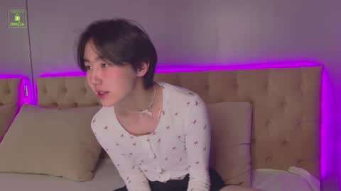 Snapshot of heejinwang chatting on 10/15/25, 08:20 HEEJIN online show from 10/15/25, 08:20