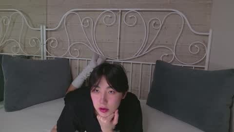 Snapshot of heejinwang chatting on 10/17/25, 08:33 HEEJIN online show from 10/17/25, 08:33