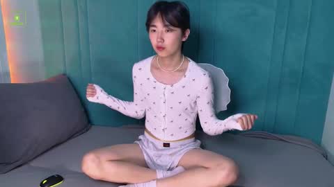 Snapshot of heejinwang chatting on 10/18/25, 08:42 HEEJIN online show from 10/18/25, 08:42