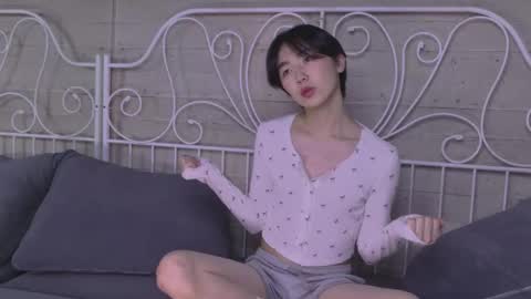 Snapshot of heejinwang chatting on 10/23/25, 08:40 HEEJIN online show from 10/23/25, 08:40