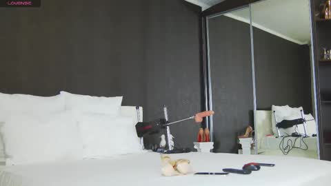 Helen online show from 11/21/25, 08:24