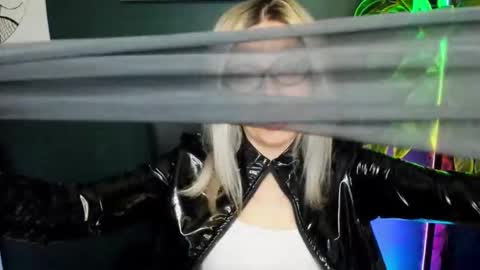 Snapshot of heidi_pleasure chatting on 09/18/25, 04:14 Heidi online show from 09/18/25, 04:14
