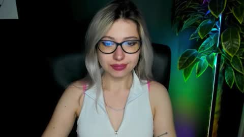 Snapshot of heidi_pleasure chatting on 09/22/25, 04:14 Heidi online show from 09/22/25, 04:14