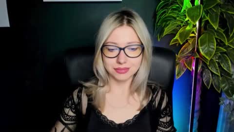 Snapshot of heidi_pleasure chatting on 09/24/25, 04:27 Heidi online show from 09/24/25, 04:27