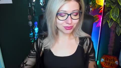 Snapshot of heidi_pleasure chatting on 10/28/25, 05:33 Heidi online show from 10/28/25, 05:33