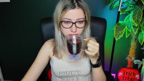 Snapshot of heidi_pleasure chatting on 11/06/25, 06:36 Heidi online show from 11/06/25, 06:36