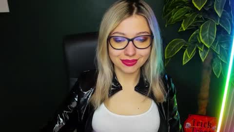 Snapshot of heidi_pleasure chatting on 11/12/25, 05:30 Heidi online show from 11/12/25, 05:30