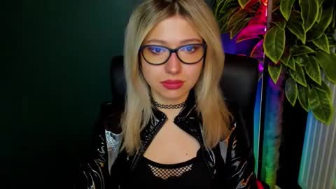 Snapshot of heidi_pleasure chatting on 11/29/25, 01:36 Heidi online show from 11/29/25, 01:36