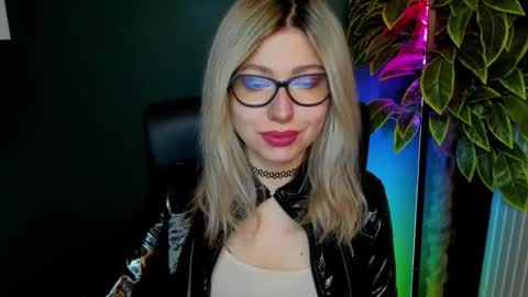 Snapshot of heidi_pleasure chatting on 12/01/25, 05:23 Heidi online show from 12/01/25, 05:23