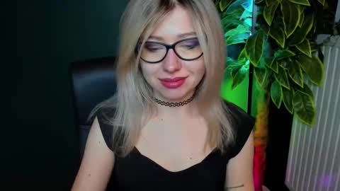 Snapshot of heidi_pleasure chatting on 12/03/25, 05:37 Heidi online show from 12/03/25, 05:37