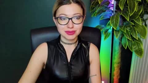 Snapshot of heidi_pleasure chatting on 12/04/25, 07:06 Heidi online show from 12/04/25, 07:06