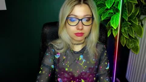 Snapshot of heidi_pleasure chatting on 12/15/25, 05:23 Heidi online show from 12/15/25, 05:23