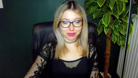 Snapshot of heidi_pleasure chatting on 12/17/25, 06:30 Heidi online show from 12/17/25, 06:30