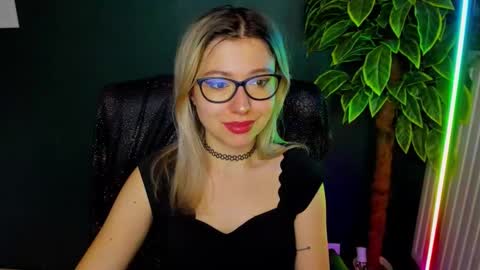 Snapshot of heidi_pleasure chatting on 12/18/25, 05:35 Heidi online show from 12/18/25, 05:35