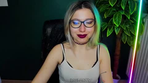 Snapshot of heidi_pleasure chatting on 12/23/25, 05:38 Heidi online show from 12/23/25, 05:38