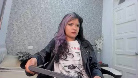 Snapshot of hela_strossner chatting on 09/19/25, 12:06 Hella online show from 09/19/25, 12:06