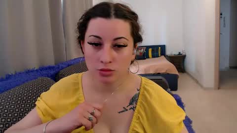 Snapshot of helen_adams_ chatting on 05/27/26, 06:32 helen_adams_ online show from 05/27/26, 06:32