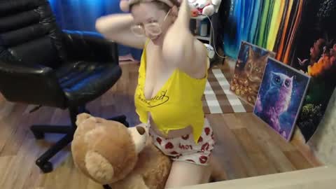 Snapshot of helen_bee chatting on 05/22/26, 10:10 Tanya online show from 05/22/26, 10:10