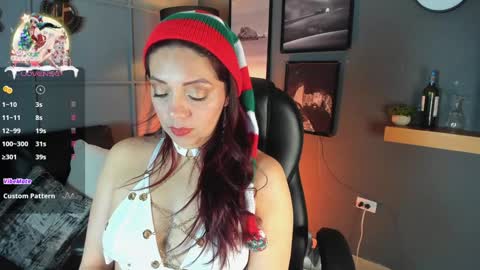 Snapshot of helenaduque_ chatting on 12/23/24, 11:57 Helena online show from 12/23/24, 11:57