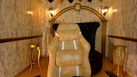 Snapshot of helenstanfordd chatting on 11/18/25, 11:25 Helen or Hells online show from 11/18/25, 11:25