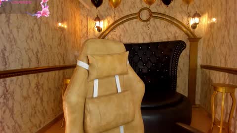 Snapshot of helenstanfordd chatting on 11/20/25, 12:27 Helen or Hells online show from 11/20/25, 12:27