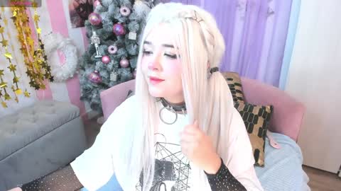 Snapshot of hell_fairy chatting on 12/05/24, 03:26 Laura online show from 12/05/24, 03:26