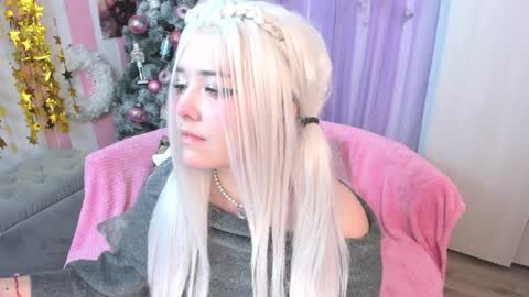 Snapshot of hell_fairy chatting on 12/19/24, 06:45 Laura online show from 12/19/24, 06:45
