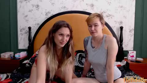 Snapshot of helldollz chatting on 10/24/25, 08:33 HellDollz online show from 10/24/25, 08:33