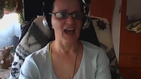 Snapshot of hellenmarie chatting on 12/15/24, 11:45 hellenmarie online show from 12/15/24, 11:45