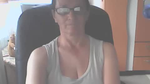 Snapshot of hellenmarie chatting on 09/17/25, 10:39 hellenmarie online show from 09/17/25, 10:39