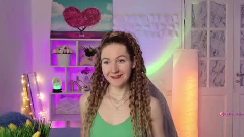 Alisia  Monday to Friday from 10 am to 4 pm GMT 2 online show from 02/18/25, 08:05