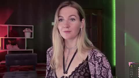 Snapshot of hello_lisha chatting on 10/14/25, 08:15 Alisia Monday to Friday from 10 am to 4 pm GMT 2 online show from 10/14/25, 08:15