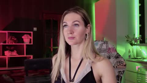 Snapshot of hello_lisha chatting on 10/28/25, 08:29 Alisia Monday to Friday from 10 am to 4 pm GMT 2 online show from 10/28/25, 08:29