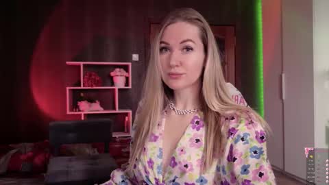 Snapshot of hello_lisha chatting on 11/01/25, 08:16 Alisia Monday to Friday from 10 am to 4 pm GMT 2 online show from 11/01/25, 08:16