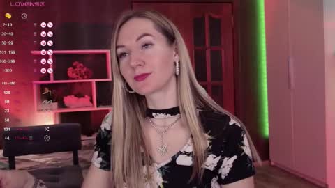 Snapshot of hello_lisha chatting on 11/17/25, 09:04 Alisia Monday to Friday from 10 am to 4 pm GMT 2 online show from 11/17/25, 09:04