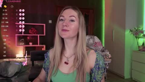 Snapshot of hello_lisha chatting on 11/21/25, 08:35 Alisia Monday to Friday from 10 am to 4 pm GMT 2 online show from 11/21/25, 08:35