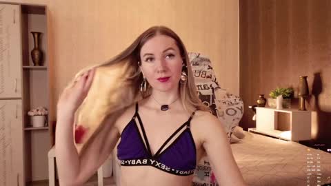 Snapshot of hello_lisha chatting on 04/07/26, 09:21 Alisia Monday to Friday from 10 am to 4 pm GMT 2 online show from 04/07/26, 09:21