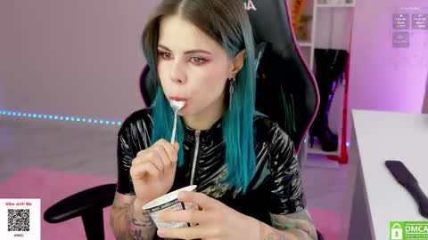 Snapshot of hellokittyalice chatting on 10/21/25, 10:05 Alice online show from 10/21/25, 10:05