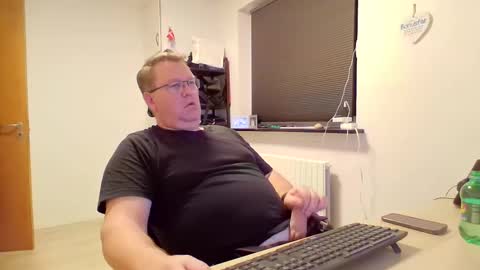 henrikrp1971 online show from 12/28/24, 05:46