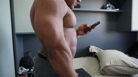 Snapshot of henrimusclee chatting on 11/25/25, 07:03 Henri online show from 11/25/25, 07:03