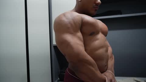 Snapshot of henrimusclee chatting on 11/27/25, 12:13 Henri online show from 11/27/25, 12:13